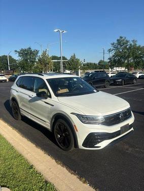 Opal White Pearl Effect 2023 Volkswagen Tiguan 2.0T SE R-Line Black