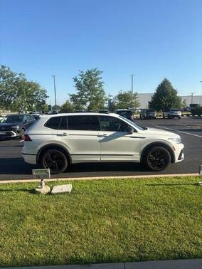 Opal White Pearl Effect 2023 Volkswagen Tiguan 2.0T SE R-Line Black