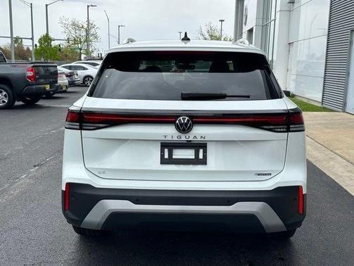 Pure White 2025 Volkswagen Tiguan 2.0T SE