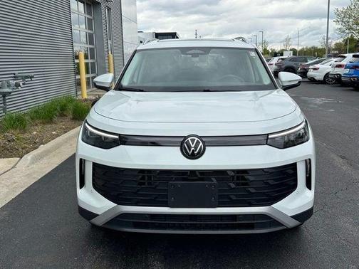 Pure White 2025 Volkswagen Tiguan 2.0T SE