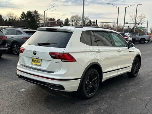 Oryx White Pearl Effect 2022 Volkswagen Tiguan 2.0T SE R-Line Black