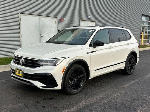Oryx White Pearl Effect 2022 Volkswagen Tiguan 2.0T SE R-Line Black