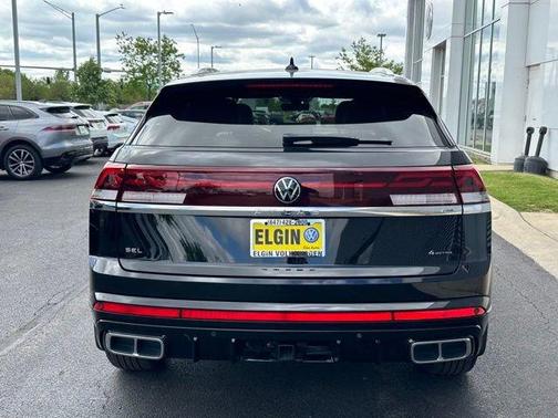 Deep Black Pearl Effect 2024 Volkswagen Atlas Cross Sport 2.0T SEL R-Line
