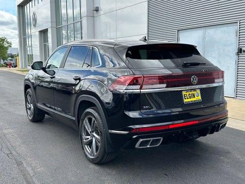 Deep Black Pearl Effect 2024 Volkswagen Atlas Cross Sport 2.0T SEL R-Line