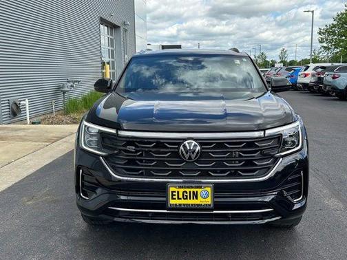 Deep Black Pearl Effect 2024 Volkswagen Atlas Cross Sport 2.0T SEL R-Line