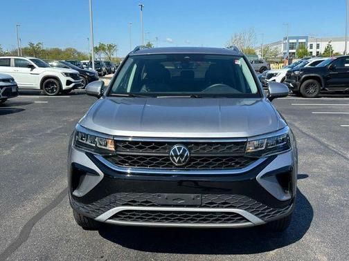 Pyrite Silver Metallic 2024 Volkswagen Taos 1.5T SE
