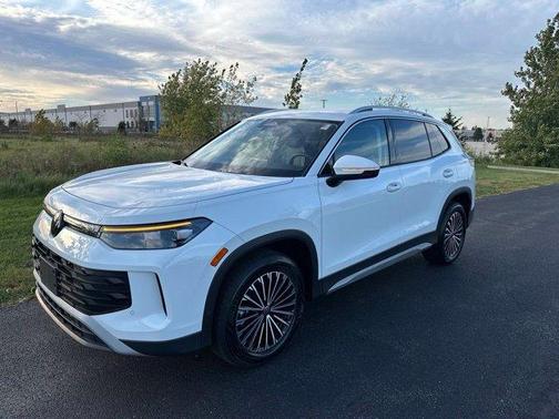 Pure White 2025 Volkswagen Tiguan 2.0T S