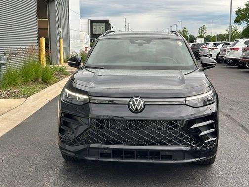 Deep Black Pearl Effect 2025 Volkswagen Tiguan 2.0T SE R-Line Black