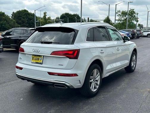 Glacier White Metallic 2023 Audi Q5 45 S line quattro Premium