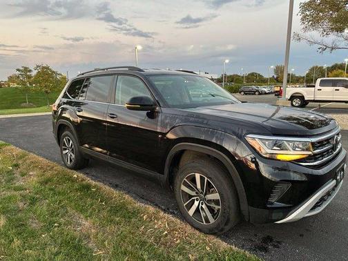 Deep Black Pearl Effect 2023 Volkswagen Atlas 2.0T SE