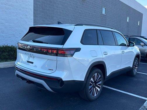 White 2027 Volkswagen Atlas SE w/Technology