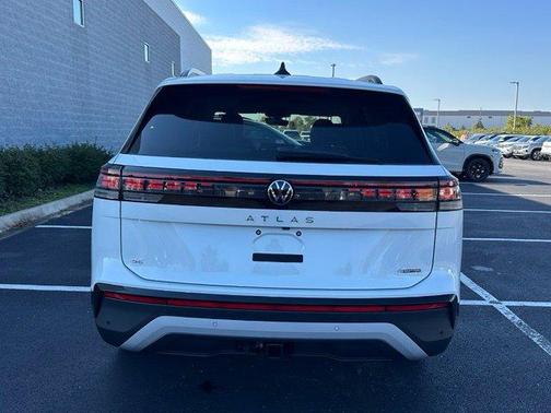 White 2027 Volkswagen Atlas SE w/Technology
