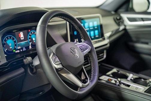 2025 Volkswagen Atlas Cross Sport 2.0T SE w/Technology