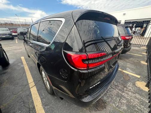 Brilliant Black Crystal Pearlcoat 2023 Chrysler Pacifica Touring L