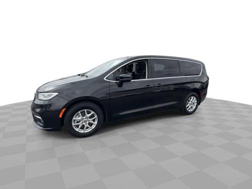 Brilliant Black Crystal Pearlcoat 2023 Chrysler Pacifica Touring L