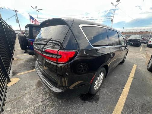Brilliant Black Crystal Pearlcoat 2023 Chrysler Pacifica Touring L