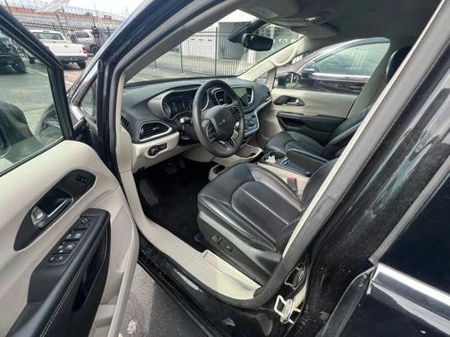 Brilliant Black Crystal Pearlcoat 2023 Chrysler Pacifica Touring L