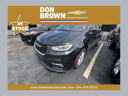 Brilliant Black Crystal Pearlcoat 2023 Chrysler Pacifica Touring L