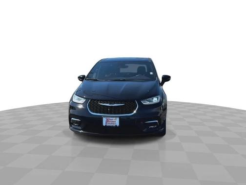 Diamond Black Crystal Pearlcoat 2025 Chrysler Pacifica L