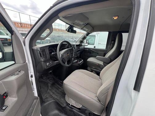 Summit White 2025 Chevrolet Express 3500 RWD 3500 Extended Wheelbase LT