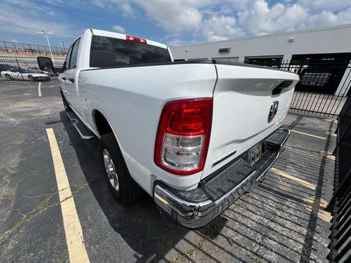 Bright White Clearcoat 2024 RAM 2500 Big Horn Crew Cab 4x4 6'4' Box