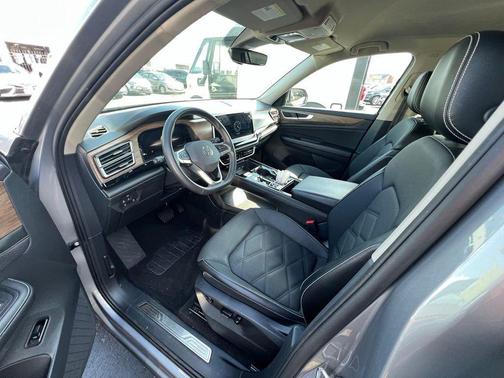 Silver Mist Metallic 2024 Volkswagen Atlas 2.0T SE w/Technology 4MOTION