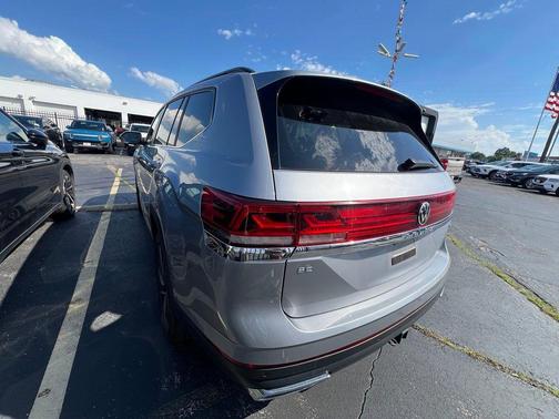Silver Mist Metallic 2024 Volkswagen Atlas 2.0T SE w/Technology 4MOTION