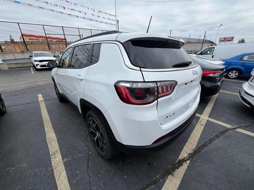 Bright White Clearcoat 2024 Jeep Compass Latitude