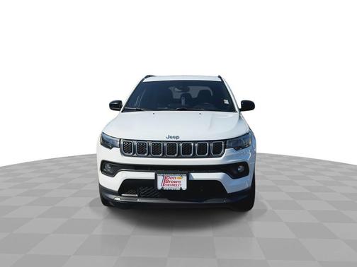 Bright White Clearcoat 2024 Jeep Compass Latitude