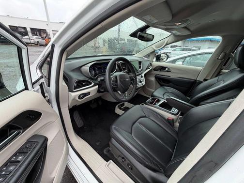 Bright White Clearcoat 2024 Chrysler Pacifica Touring L