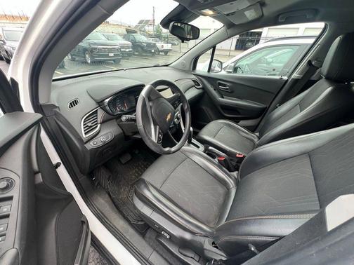 Summit White 2018 Chevrolet Trax LT