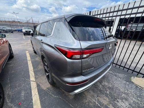 Gray 2024 Mitsubishi Outlander SE
