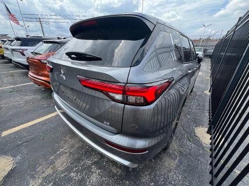 Gray 2024 Mitsubishi Outlander SE