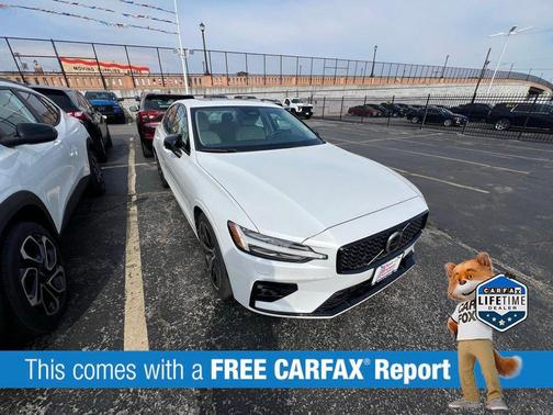 2024 Volvo S60 B5 Core Dark Theme