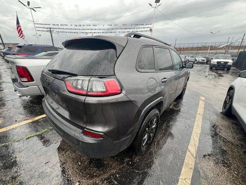 Granite Crystal Metallic Clearcoat 2023 Jeep Cherokee Altitude