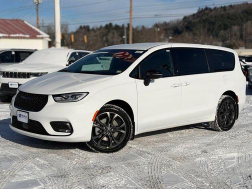 2026 Chrysler Pacifica Select