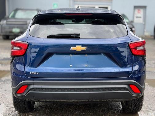 Blue Glow Metallic 2024 Chevrolet Trax LS