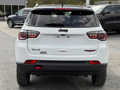 Bright White Clearcoat 2024 Jeep Compass Trailhawk