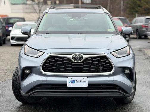 Gray 2022 Toyota Highlander XLE
