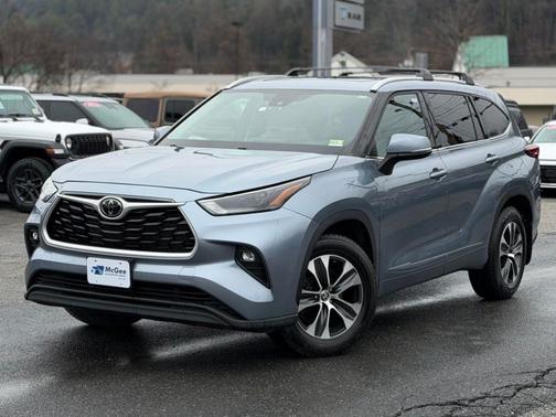 Gray 2022 Toyota Highlander XLE