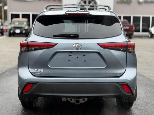 Gray 2022 Toyota Highlander XLE