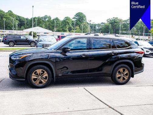 Midnight Black Metallic 2022 Toyota Highlander BRONZE EDITION