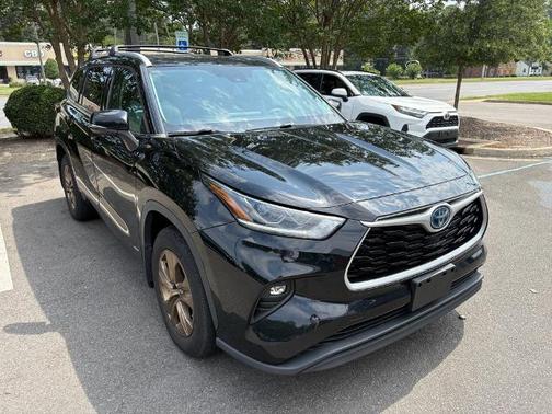 Midnight Black Metallic 2022 Toyota Highlander BRONZE EDITION