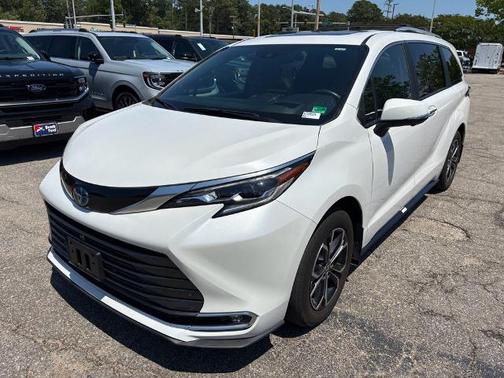 Wind Chill Pearl 2025 Toyota Sienna PLATINUM 7 PASSENGER
