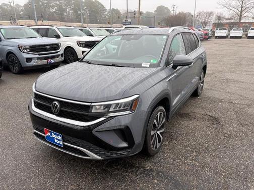 Pure Gray 2023 Volkswagen Taos 1.5T SE