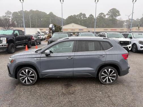 Pure Gray 2023 Volkswagen Taos 1.5T SE