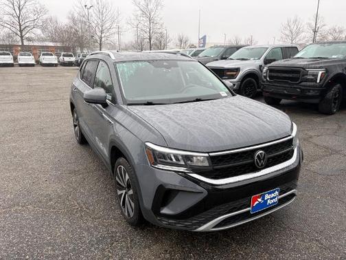 Pure Gray 2023 Volkswagen Taos 1.5T SE