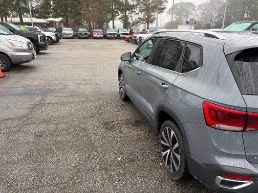 Pure Gray 2023 Volkswagen Taos 1.5T SE