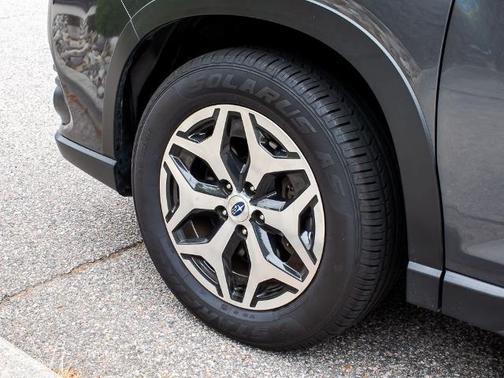 Magnetite Gray Metallic 2023 Subaru Forester PREMIUM