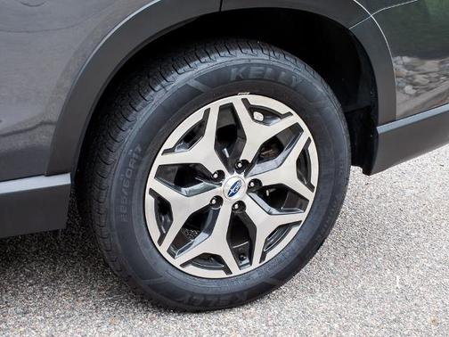 Magnetite Gray Metallic 2023 Subaru Forester PREMIUM
